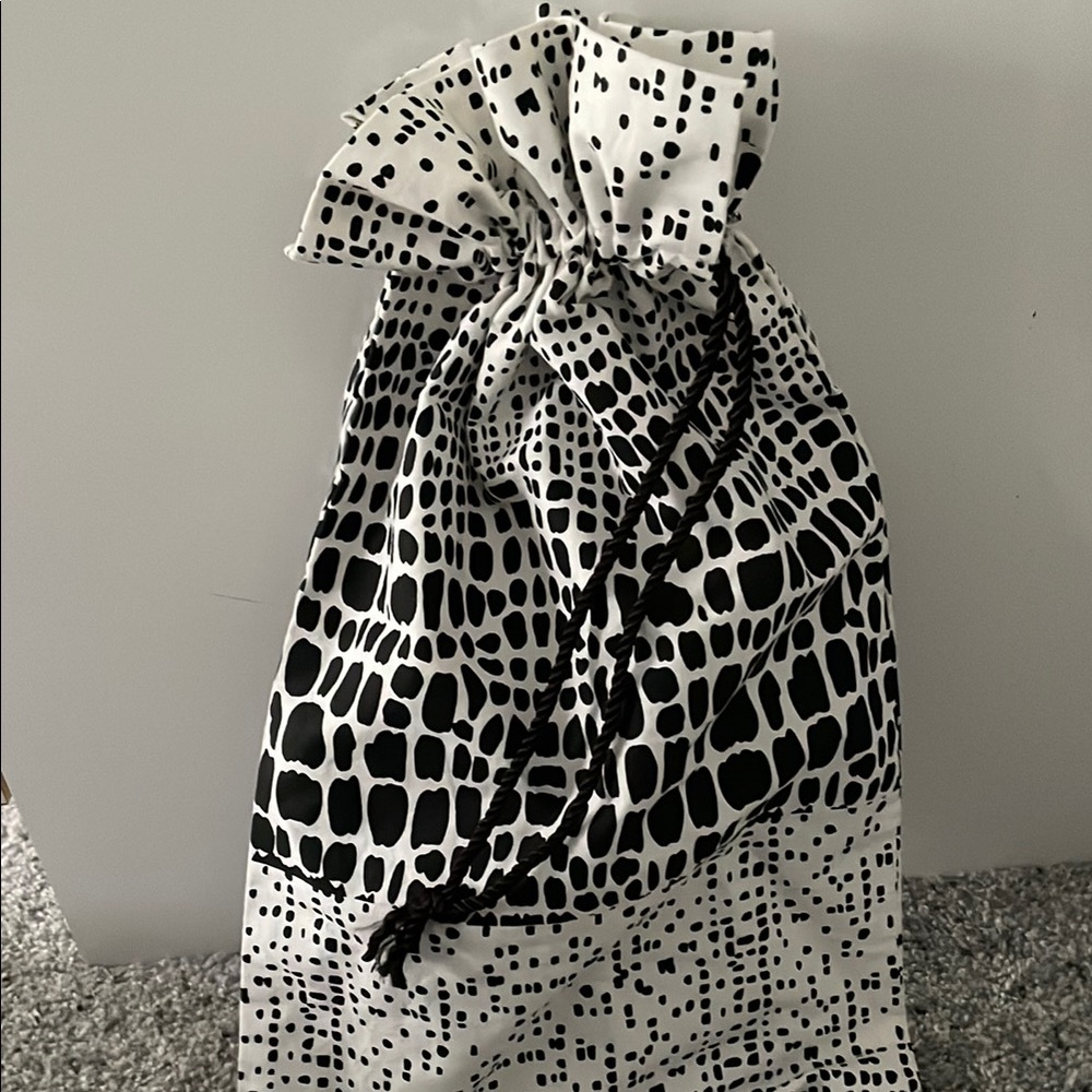 Black and White Patterned Flip Flops - Picture 7 of 8